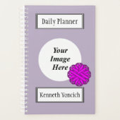 Kenneth Yoncichによる紫色のフラワーリボン プランナー手帳 (正面)