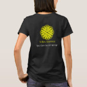 Kenneth Yoncichによる黄色い花柄 Tシャツ (裏面)