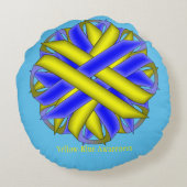 Kenneth Yoncichによる黄色がかった青の花のリボン ラウンドクッション (裏面)