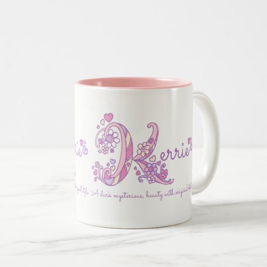 Kerrieの一流の意味装飾的なKモノグラムのパステル ツートーンマグカップ (正面右)