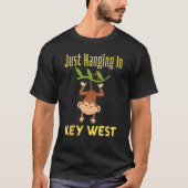 Key West Florida Just Hanging Cute Monkey Vacation Tシャツ (正面)