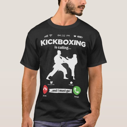 Kickboxing Is Calling I Must Go Muay Thai Hobby Ki Tシャツ (正面)