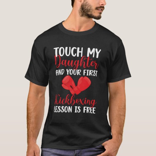 Kickboxing Mom of A Kickboxer Mama Funny Kickboxin Tシャツ (正面)