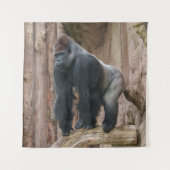 Kidogo the Silverbackでポーズをログに取る タペストリー (正面)