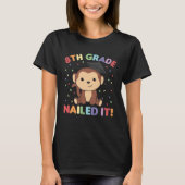 Kids 8th Grade Nailed It Monkey Graduation Tシャツ (正面)