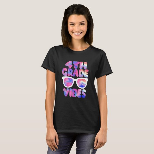Kids Back To School 4th Grade Vibes First Day Tea Tシャツ (正面フル)