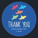 Kids Cartoon Shark Birthday Partyありがとう ラウンドシール<br><div class="desc">カラフル、可愛感謝していい、サメの青、オレンジ、赤、緑、黄色と青い背景にドットが付いたシールを貼った子供のサメの誕生日パーティー。これ感謝してい今日のステッカー取れ。</div>