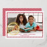 KIDS CHRISTMAS PHOTOおもしろい素敵なリストスタンプ赤金ゴールド 箔シーズンカード<br><div class="desc">by kat massard >>> WWW.SIMPLYSWEETPAPERIE.COM <<<シャイニーなホイルにスタンプデザインことわざ「NICE LIST」を搭載したおもしろカードデザイン。風景のスタイルも水平な写真であなたの美しい家族を表示する。連絡もし救済の写真をkat@simplysweetpaperie.comに収める</div>