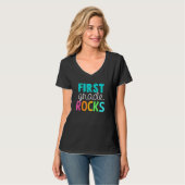 Kids First Grade Rocks School Back To School Teach Tシャツ (正面フル)