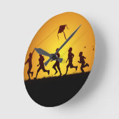 Kids flying a kite ラウンド壁時計 (傾斜)
