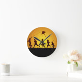 Kids flying a kite ラウンド壁時計 (ホーム)