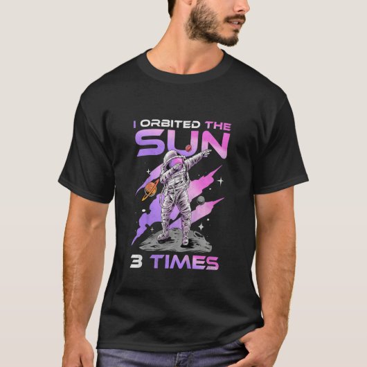 Kids I Orbited The Sun 3回3回目の誕生日アストロ Tシャツ (正面)