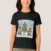 Kids Playing Soccer Under the Snow トライブレンドＴシャツ (正面)