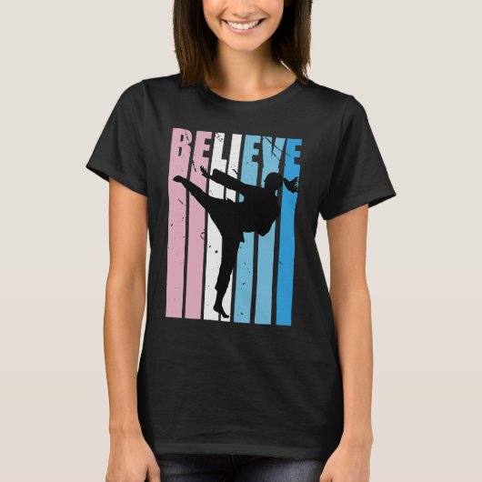 Kids Retro Karate Motivational Believe Practice Th Tシャツ (正面)