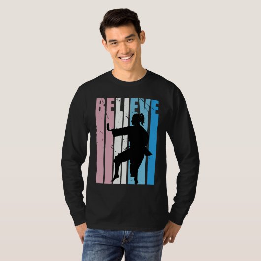 Kids Retro Karate Motivational Believe Practice Th Tシャツ (正面フル)