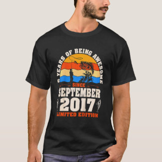 Kids Retro September 2017 5 Year Old Fishing 5th Tシャツ