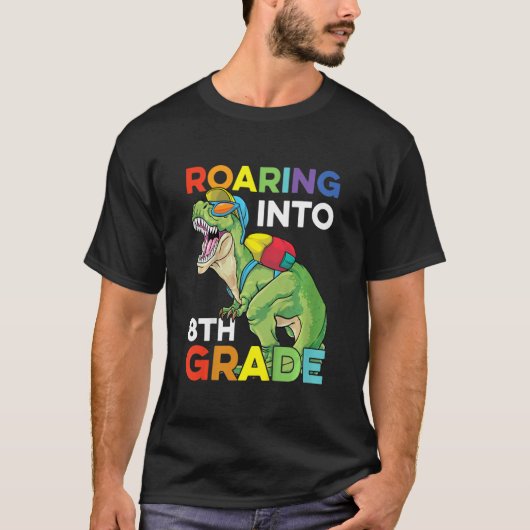 Kids Roaring Into 8th Grade Back To School Dinosau Tシャツ (正面)