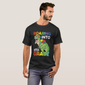 Kids Roaring Into 8th Grade Back To School Dinosau Tシャツ (正面フル)