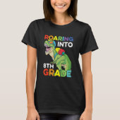 Kids Roaring Into 8th Grade Back To School Dinosau Tシャツ (正面)