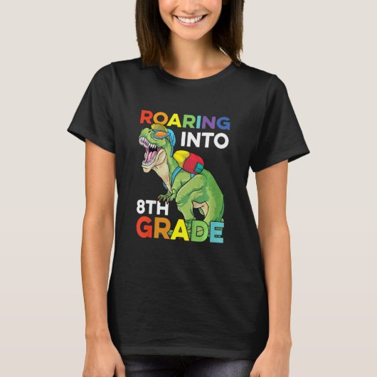 Kids Roaring Into 8th Grade Back To School Dinosau Tシャツ (正面)