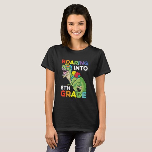 Kids Roaring Into 8th Grade Back To School Dinosau Tシャツ (正面フル)