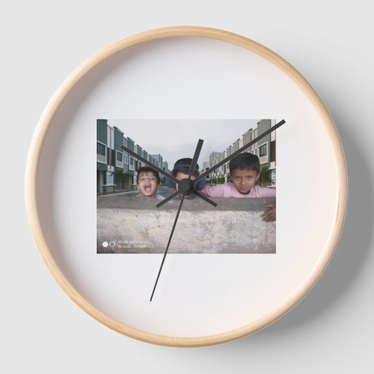 Kids' Smiles Inside, Timeless Memories Outside 壁時計 (正面)