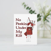 Kilt Bagpipeプレーヤーの下のおもしろいピークなし ポストカード (スタンド正面)