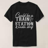 Kinda Dayの列車の駅かもしれない皮肉なサイイン Tシャツ (デザイン正面)