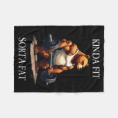 Kinda Fit Sorta Fat - Funny Gym Bear Weightlifting フリースブランケット (正面(横))