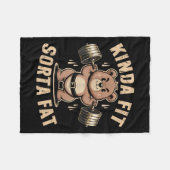 Kinda Fit Sorta Fat - Funny Gym Bear Weightlifting フリースブランケット (正面(横))