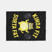 Kinda Fit Sorta Fat - Funny Gym Cat Weightlifting フリースブランケット (正面(横))