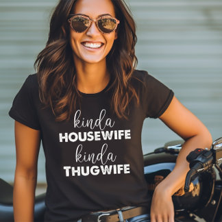 Kinda Housewife Kinda Thugwife Tシャツ