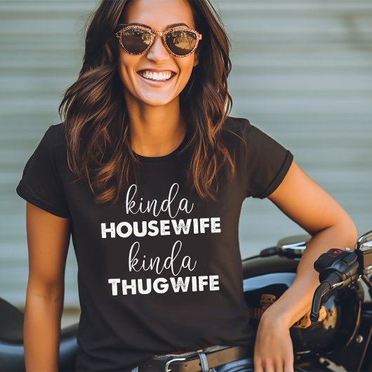 Kinda Housewife Kinda Thugwife Tシャツ