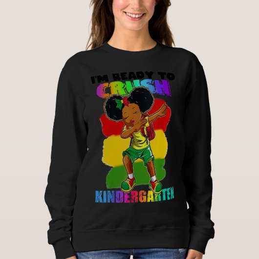 Kinder Garten Black Girl Afro Kを潰す準備ができている スウェットシャツ (正面)