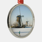 Kinderdijkオランダの普通オランダのアイススケート メタルオーナメント (右)