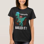 Kindergarten has made it a mother dinosaur graduat tシャツ (正面)