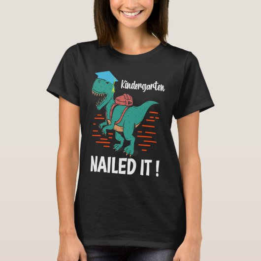 Kindergarten has made it a mother dinosaur graduat tシャツ (正面)
