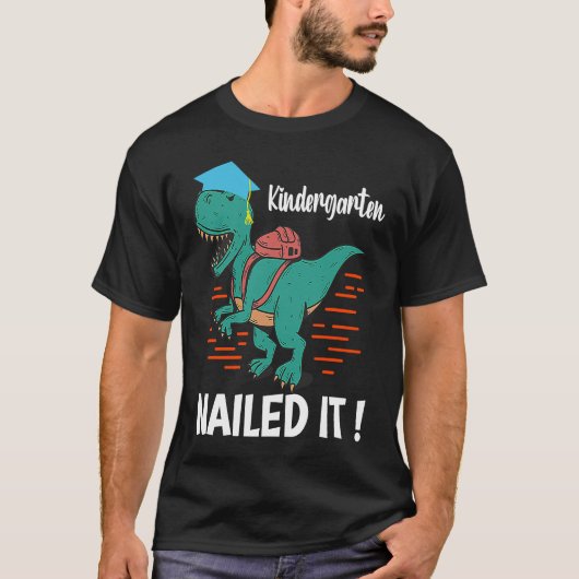 Kindergarten has made it a mother dinosaur graduat tシャツ (正面)