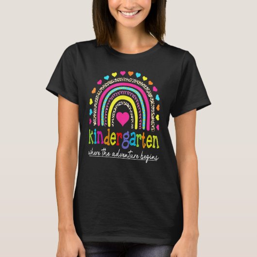 Kindergarten Rainbow Girls Boys Teacher Team Kinde Tシャツ (正面)