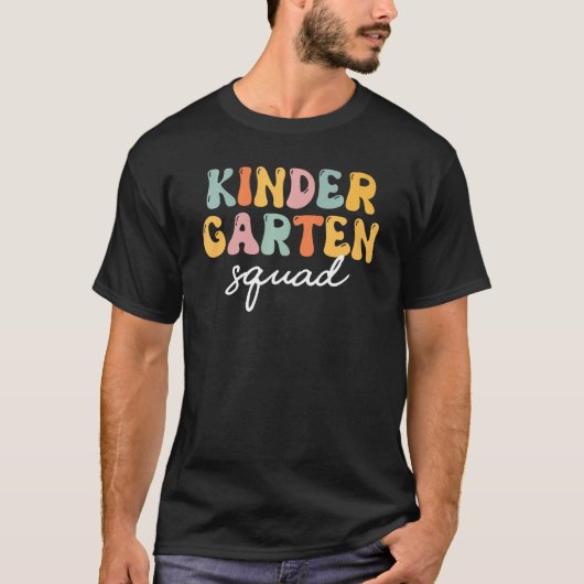 Kindergarten Squad Retro Groovy Happy First Day Of Tシャツ (正面)