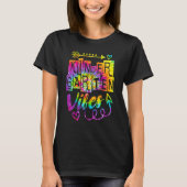Kindergarten Vibes Back To School Tie Dye Teacher  Tシャツ (正面)