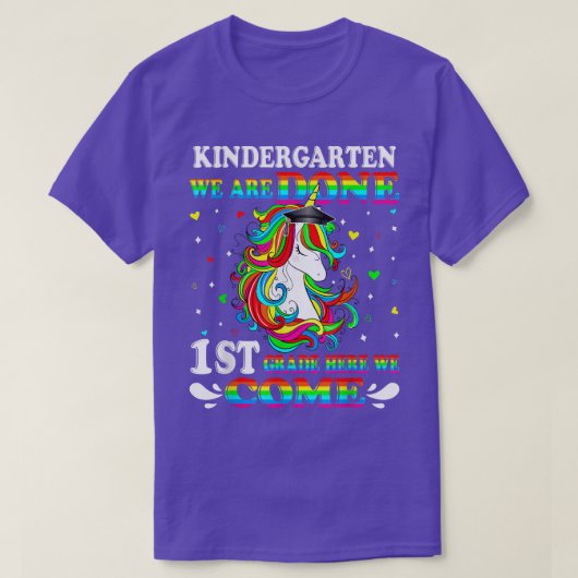 Kindergarten We Are Done 1st Grade Here We Come Ki Tシャツ (デザイン正面)