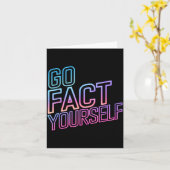 Kindly Go Fact Yourself Funny Cyber Vibes Slogan S カード (黄色い花)