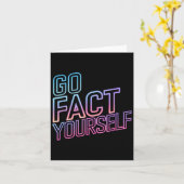 Kindly Go Fact Yourself Funny Cyber Vibes Slogan S カード (黄色い花)