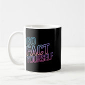 Kindly Go Fact Yourself Funny Cyber Vibes Slogan S コーヒーマグカップ (左)