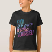 Kindly Go Fact Yourself Funny Cyber Vibes Slogan S Tシャツ (正面)