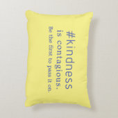 「#kindnessは最初になるのが伝染性だ」黄色 アクセントクッション (裏面(縦))