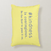 「#kindnessは最初になるのが伝染性だ」黄色 アクセントクッション (正面(垂直))
