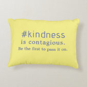 「#kindnessは最初になるのが伝染性だ」黄色 アクセントクッション (裏面)