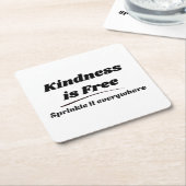 Kindness Is Free Sprinkle It Everywhere ブラック タイポ スクエアペーパーコースター (アングル)